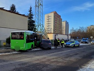 kolizja autobusu z osobówką