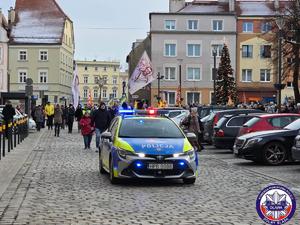 Policyjny radiowóz przed Orszakiem Trzech Króli