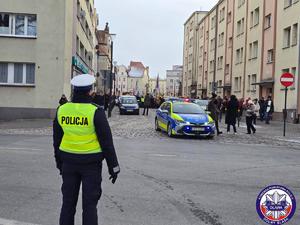 Policjantka kierująca ruchem podczas Orszaku