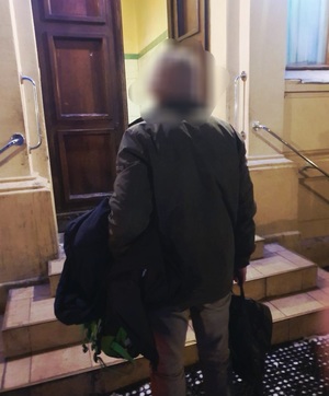 mężczyzna potrzebujący pomocy przewieziony do ośrodka dla osób bezdomnych