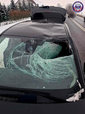 tafla lodu wpadła do samochodu uszkadzając szybę czołową i dach