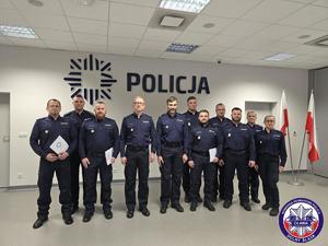 grupowe zdjęcie Komendantów, awansowanych policjantów i kadry kierowniczej