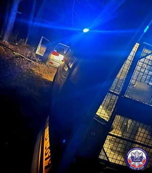 Policyjny radiowóz i zatrzymany samochód