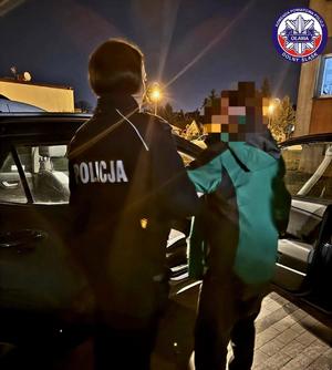 Policjantka z odnalezionym seniorem