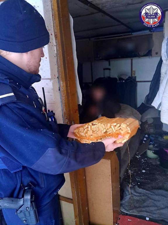 policjant kontrolujący miejsce pobytu osoby bezdomnej