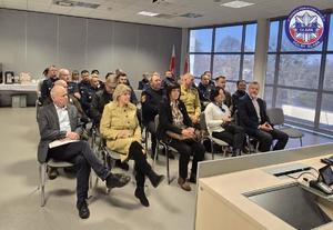 Zaproszeni goście, policjanci oraz pracownicy cywilni podczas odprawy rocznej w KPP Oława