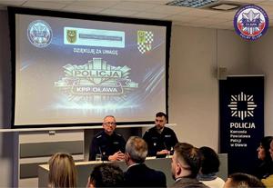 Komendant Powiatowy Policji nadkom. Grzegorz Maciąg wraz z I Zastępcą podinsp. Wojciechem Maćkowskim podczas odprawy rocznej