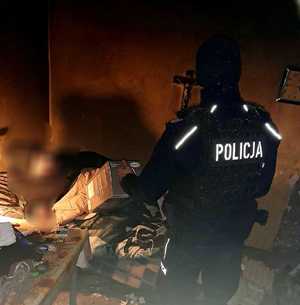 Policjant podczas kontroli miejsc przebywania osób bezdomnych