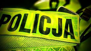 napis Policja na kamizelce odblaskowej