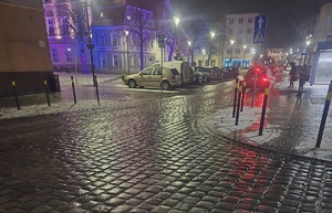 śliska droga i chodnik