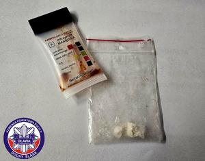 Tester narkotykowy oraz woreczek strunowy z białym proszkiem - amfetaminą