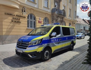 Policyjny radiowóz przed budynkiem KPP w Oławie