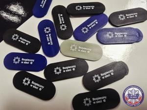 osłonki na kamerkę komputera z napisem Bezpieczny w sieci