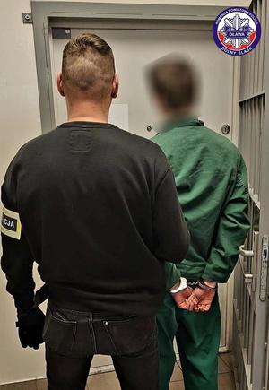 Policjant z zatrzymanym mężczyzną