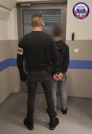 policjant prowadzący zatrzymanego 19-latka