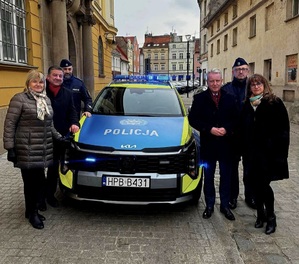 przekazanie radiowozu przez władze samorządowe powiatu oławskiego