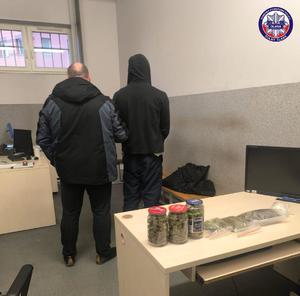 Zatrzymany mężczyzna w asyście policjanta