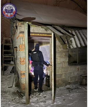 Policjanci kontrolują miejsca przebywania osób bezdomnych