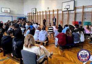 policjantka na spotkaniu z uczniami