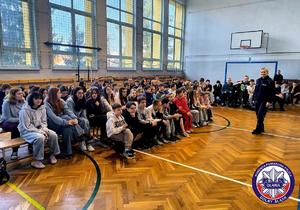 policyjna pogadanka w Publicznej Szkole Podstawowej nr 3 w Jelczu Laskowicach