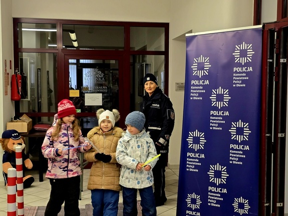 Policjantka z najmłodszymi uczestnikami pikniku