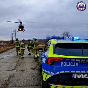 Policyjny radiowóz, straż pożarna i LPR podczas lądowania