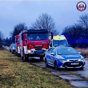 Radiowóz policyjny, straż pożarna i Zespół Ratownictwa Medycznego