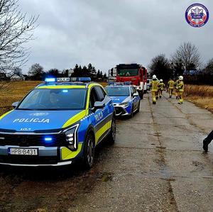 policyjne radiowozy i wóz bojowy Straży Pożarnej