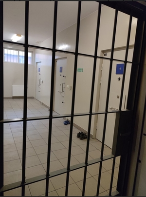 kraty w drzwiach wejściowych do Pomieszczenia Dla Osób Zatrzymanych