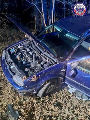 VW Golf po kolizji w rowie