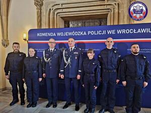 Komendant Wojewódzki Policji we Wrocławiu podczas wspólnego zdjęcia z Komendantem Powiatowym Policji w Oławie oraz nowo przyjętymi policjantami do oławskiej Komendy