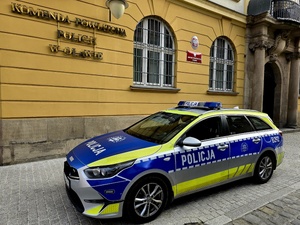 Policyjny oznakowany radiowóz