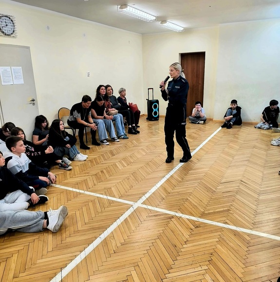 policjantka na spotkaniach z uczniami szkół podstawowych
