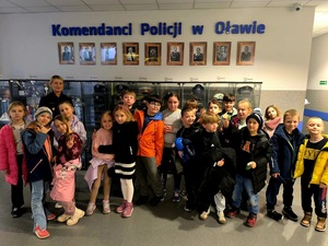 uczniowie z wizytą w KPP Oława