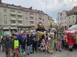 Komisarz Lew w towarzystwie dzieci