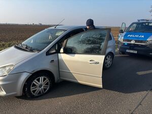 policjanci podczas interwencji dotyczącej ujęcia nietrzeźwego kierowcy