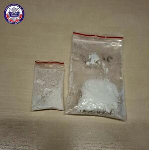 dwa woreczki strunowe z białym proszkiem - amfetaminą