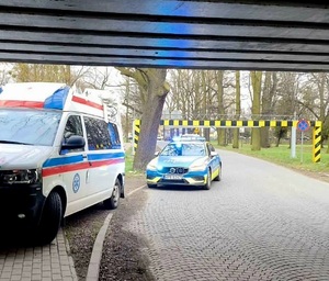 policyjny radiowóz i pojazd uczestniczący w kolizji