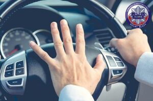 dłoń wciskająca klakson w pojeździe