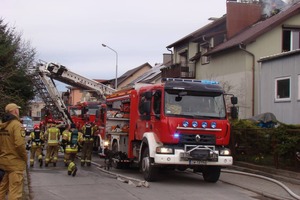 straż pożarna podczas gaszenia pożaru w domu strażaka