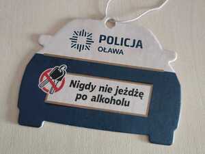 sapach samochodowy w kształcie radiowozu z napisem KPP Oława oraz treścią Nigdy nie jeżdżę po alkoholu