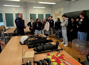 młodzież poznała zawód Policjanta