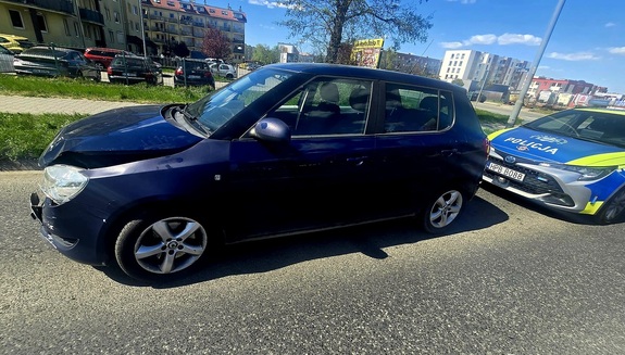 Oznakowany radiowóz i samochód uczestniczący w kolizji