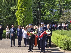 złożenie kwiatów pod pomnikiem