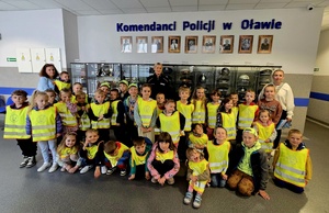 Przedszkolaki z Gaci z wizytą w oławskiej Komendzie Policji