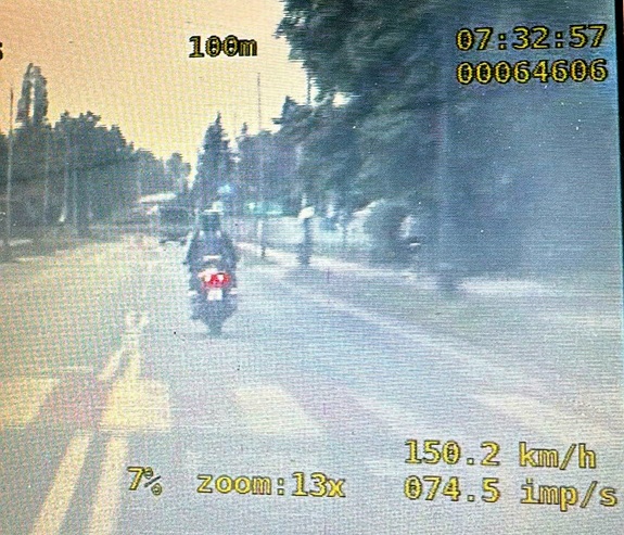motocykl marki Suzuki przekraczający dozwoloną prędkość