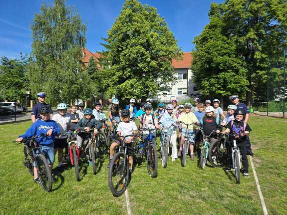 Młodzi rowerzyści po egzaminie na kartę rowerową