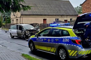 policyjny radiowóz i samochód z kolizji