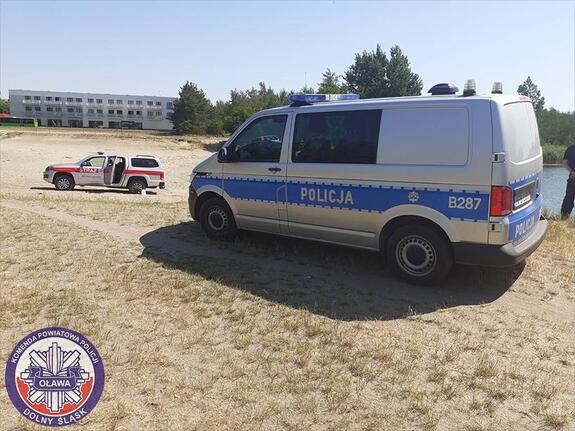 policyjny oznakowany radiowóz i straż pożarna