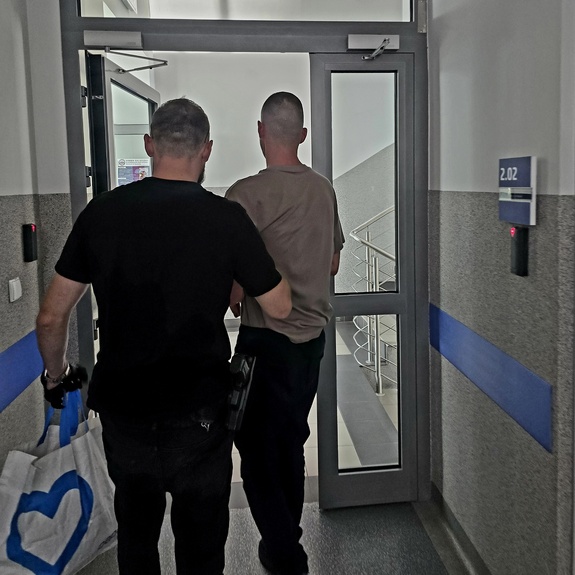 zatrzymany i prowadzony przez policjanta 26-latek